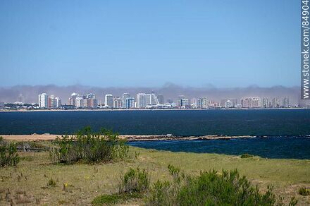 Punta del Este y una bruma marítima sobre playa Brava - Punta del Este y balnearios cercanos - URUGUAY. Foto No. 84904