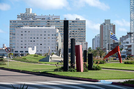 Sculptures in front of Brava Beach at Parada 1 - Punta del Este and its near resorts - URUGUAY. Photo #77268