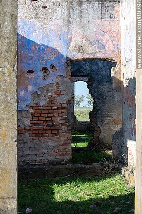Old Totoral station, remains of the interiors - Department of Paysandú - URUGUAY. Photo #80794