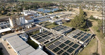 Vista aérea de la planta de potabilización de agua de OSE en Aguas Corrientes - Departamento de Canelones - URUGUAY. Foto No. 82008