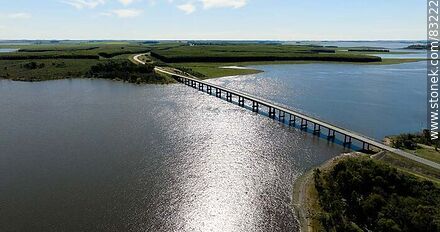 Vista aérea del puente en la ruta 3 cruzando el río Negro - Flores - URUGUAY. Photo #83222