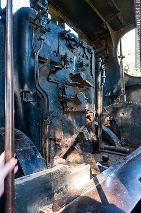 Antigua locomotora exhibida cerca de la antigua estación de trenes - Departamento de Río Negro - URUGUAY. Foto No. 83418