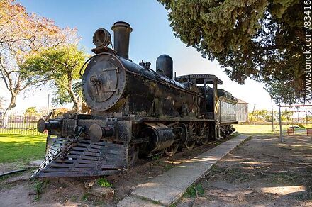 Antigua locomotora exhibida cerca de la antigua estación de trenes - Departamento de Río Negro - URUGUAY. Foto No. 83416