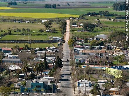 Vista aérea de la calle 25 de Agosto - Departamento de Río Negro - URUGUAY. Foto No. 83404