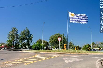 Bandera uruguaya en la rotonda de las avenidas Artigas y Lavalleja - Departamento de Artigas - URUGUAY. Foto No. 83829