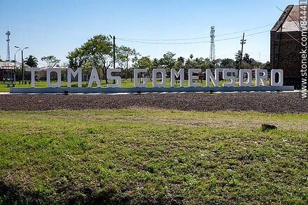 Letrero de Tomás Gomensoro - Departamento de Artigas - URUGUAY. Foto No. 84441