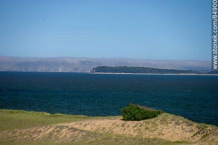 Isla Gorriti por delante de una bruma que cubre Punta del Este - Punta del Este y balnearios cercanos - URUGUAY. Foto No. 84900