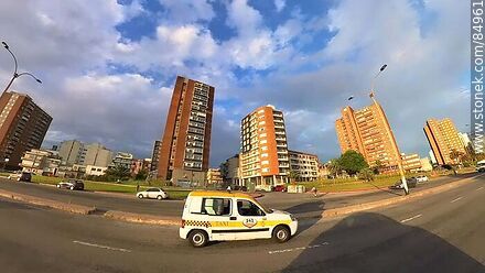 Taxi camioneta frente edificios de la rambla Sur - Departamento de Montevideo - URUGUAY. Foto No. 84961