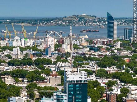 Vista aérea de edificios de la ciudad de Montevideo, bahía del puerto, torre de Antel y el Cerro - Departamento de Montevideo - URUGUAY. Foto No. 85363