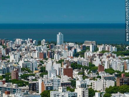 Vista aérea de edificios de la ciudad de Montevideo. Río de la Plata - Departamento de Montevideo - URUGUAY. Foto No. 85357