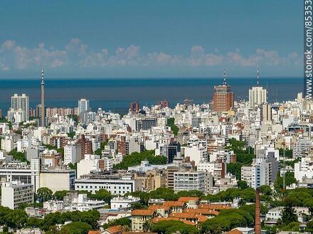 Vista aérea de edificios de la ciudad de Montevideo. Antena del canal 10, hospital Pereira Rossell, Palacio Municipal - Departamento de Montevideo - URUGUAY. Foto No. 85353