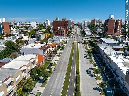 Vista aérea de la Avenida Luis Alberto de Herrera hacia el norte - Departamento de Montevideo - URUGUAY. Foto No. 85326