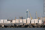 Contenedores en el puerto de Montevideo, plumas de grúas, torre Antel y la escollera Oeste - Foto #32932