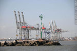 Baliza de la escollera oeste. Nuevas grúas gigantes en el puerto de Montevideo. - Foto #32929