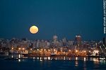 Luna llena sobre la ciudad de Montevideo al anochecer - Foto #40662