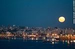 Luna llena sobre la ciudad de Montevideo al anochecer - Foto #40660