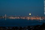 Luna llena sobre la ciudad de Montevideo al anochecer - Foto #40657