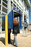 Joven hablando por teléfono en una cabina de Antel - Foto #45721