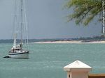 Velero en un mar turquesa y con tormenta al acecho - Foto #47695