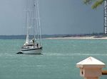 Velero en un mar turquesa y con tormenta al acecho - Foto #47694
