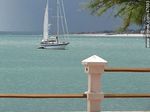 Velero en un mar turquesa y con tormenta al acecho - Foto #47693