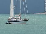 Velero en un mar turquesa y con tormenta al acecho - Foto #47690