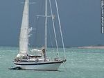 Velero en un mar turquesa y con tormenta al acecho - Foto #47689