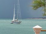 Velero en un mar turquesa y con tormenta al acecho - Foto #47688