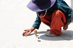 Tiquina. Niño jugando con un trompo. - Foto #52624