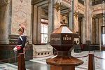 Urna con los restos de Artigas, exhibida en el Salón de los Pasos Perdidos del Palacio Legislativo custodiada por los Blandengues - Foto #53864