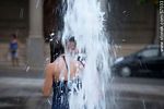 Plaza de los 33 Orientales. Chicas contra el calor. - Foto #57033
