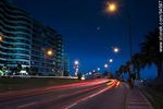 Estelas de las luces de los autos al anochecer en la rambla - Foto #64587