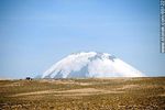 Cima del volcán Parinacota asomando por la planicie - Foto #65122