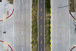 Vista aérea cenital (vertical) de un tramos de las sendas y ciclovía de la obra de ensanche de la Av. Luis Alberto de Herrera - Foto #73164