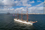 Vista aérea del buque escuela Sedov de la Armada rusa saliendo del puerto de Montevideo (2020) - Foto #73688