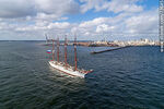 Vista aérea del buque escuela Sedov de la Armada rusa saliendo del puerto de Montevideo (2020) - Foto #73685
