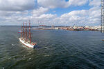 Vista aérea del buque escuela Sedov de la Armada rusa saliendo del puerto de Montevideo (2020) - Foto #73683