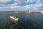 Vista aérea del buque escuela Sedov de la Armada rusa saliendo del puerto de Montevideo (2020) - Foto #73682