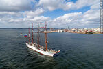 Vista aérea del buque escuela Sedov de la Armada rusa saliendo del puerto de Montevideo (2020) - Foto #73681