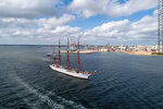 Vista aérea del buque escuela Sedov de la Armada rusa saliendo del puerto de Montevideo (2020) - Foto #73680