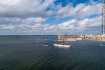 Vista aérea del buque escuela Sedov de la Armada rusa saliendo del puerto de Montevideo (2020) - Foto #73678