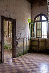 Ruinas de las habitaciones de la casa del gerente con el piso en damero - Foto #73795