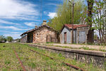 Estación de ferrocarril de Sarandí Grande. Vias oxidadas que asoman en el pasto frente al andén - Foto #76075