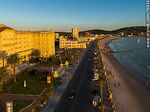 Vista aérea de la Rambla de los Argentinos, el hotel casino, la playa y el mar - Foto #76934