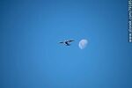 Avioneta acompañando a la luna en el cielo - Foto #79185