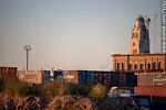 La torre del Comando de la Armada asomando entre contenedores y edificio antiguo - Foto #79162
