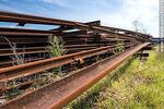 Estación de trenes Queguay. Pila de viejos rieles ferroviarios - Foto #80576