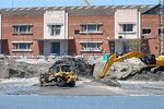 Maquinaria moviendo arena para el relleno de la ampliación del muelle C para la terminal de UPM, 2019 - Foto #81824