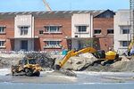 Maquinaria moviendo arena para el relleno de la ampliación del muelle C para la terminal de UPM, 2019 - Foto #81825