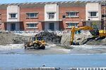 Maquinaria moviendo arena para el relleno de la ampliación del muelle C para la terminal de UPM, 2019 - Foto #81826